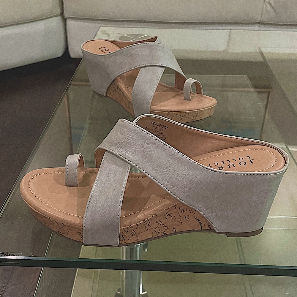 NIB Journee light grey toe loop wedges brand new
